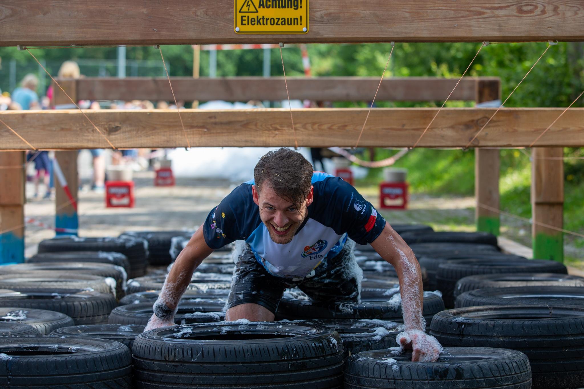 Immer lächeln, aber nicht oben an die Drähte kommen, ist die Aufgabe bei dieser Station.