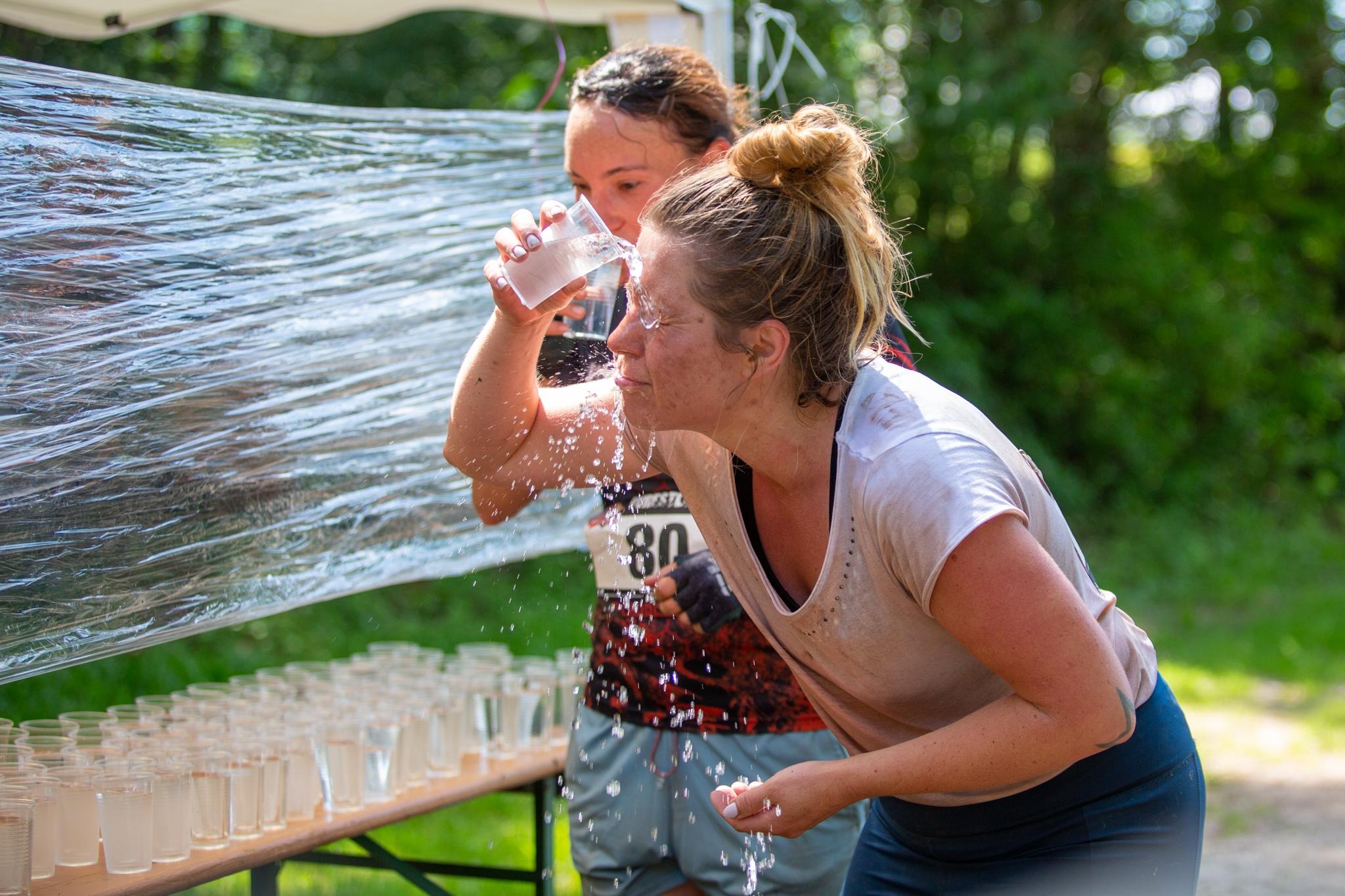 Im Vorbeigehen frischt sich diese Läuferin kurz an der Getränkestation ab.