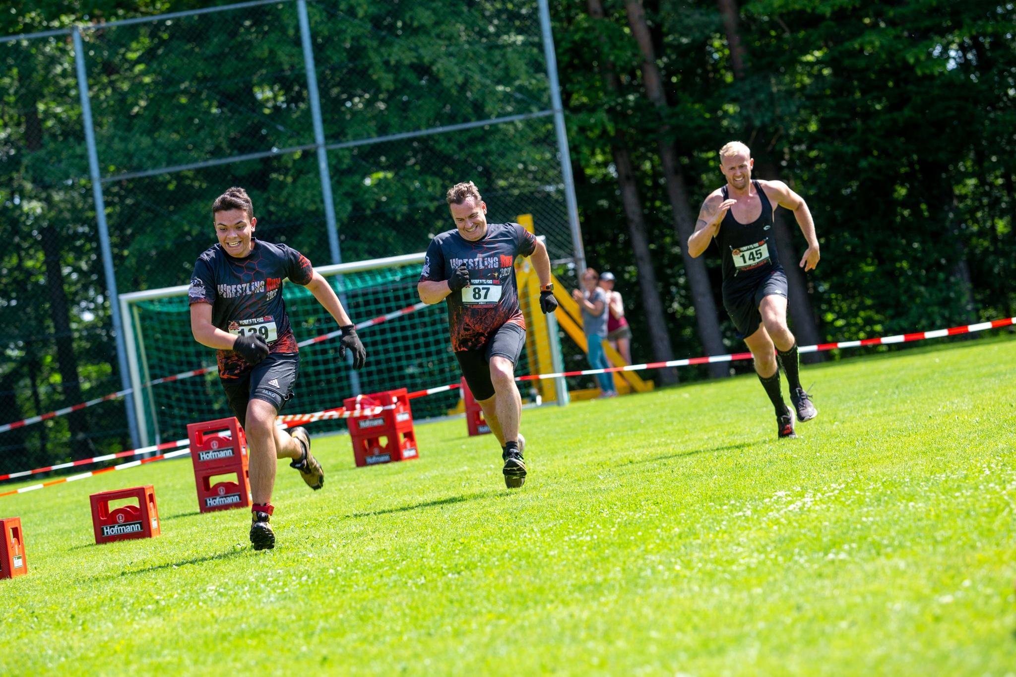 Auf dem Rasen rennen kann ja jeder. Doch hier kann man die Konkurrenten überholen, bevor es sich an den Hindernissen staut.