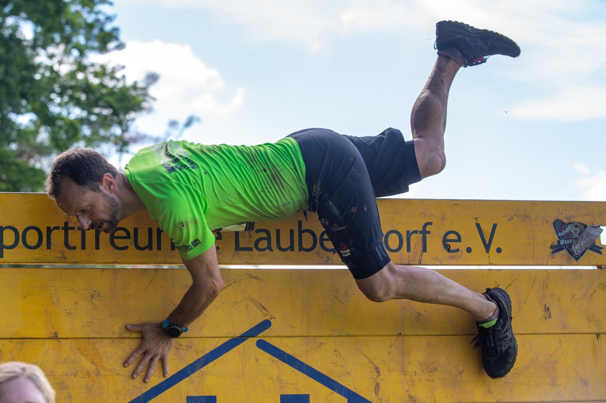 Akrobatisch nimmt dieser Läufer die "Wall of Death".