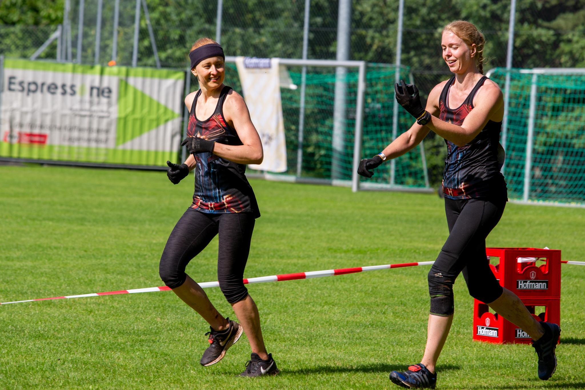 Diese zwei Frauen haben kurz vor dem Zieleinlauf noch die Kraft für ein Lächeln.