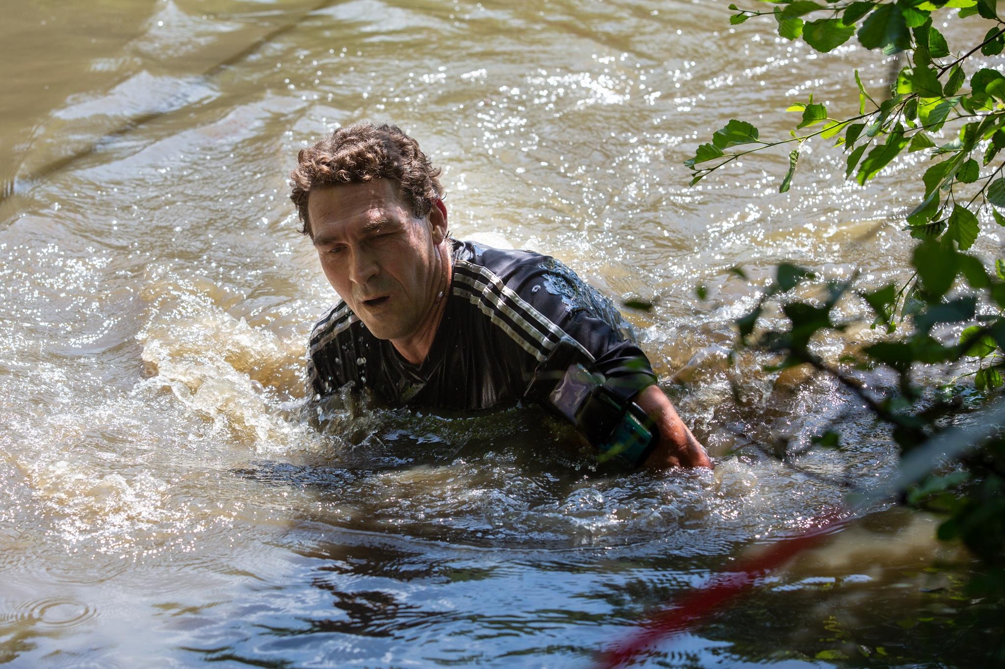 Im glitzernden "Crystal Lake" sieht dieser Teilnehmer kein wirkliches Hindernis. Er läuft einfach durch.