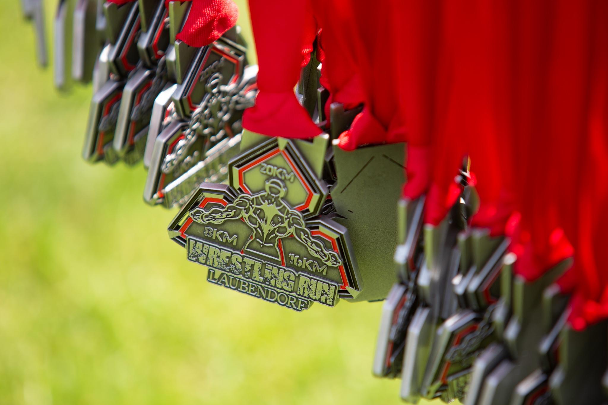 Am Zieleinlauf baumeln schon die Medaillen für alle Teilnehmer.