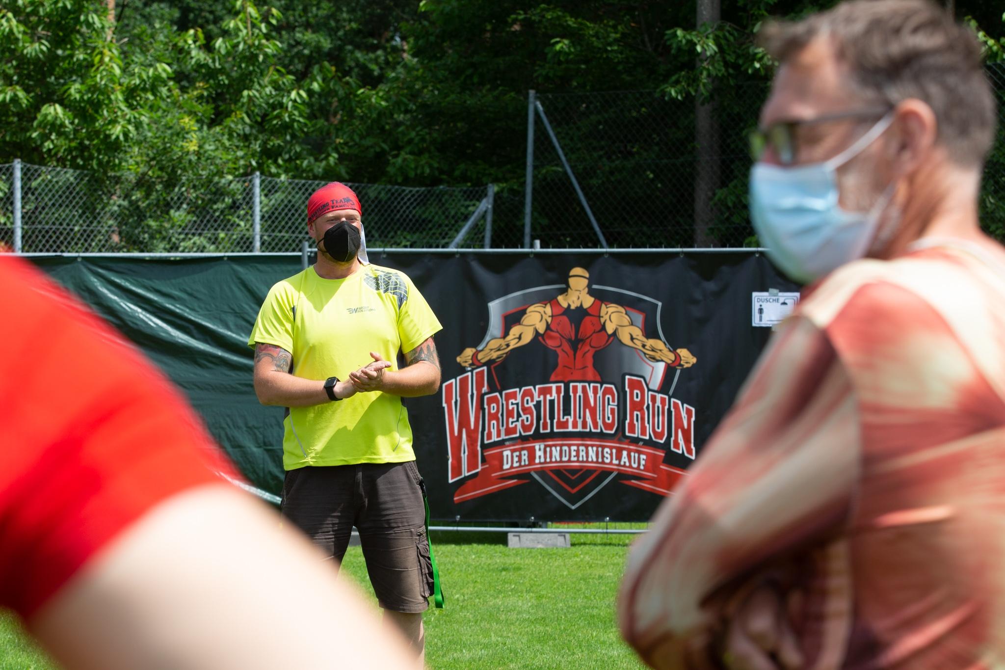 Mitorganisator Sascha Emmrich stimmt die Warriors auf ihren Lauf ein - natürlich coronakonform mit Mundschutz.