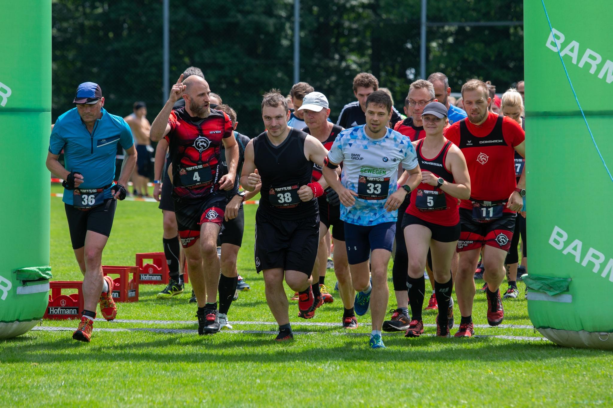 Der spätere 20-km-Sieger Frank Röllich startet sein Rennen (Nr. 33).