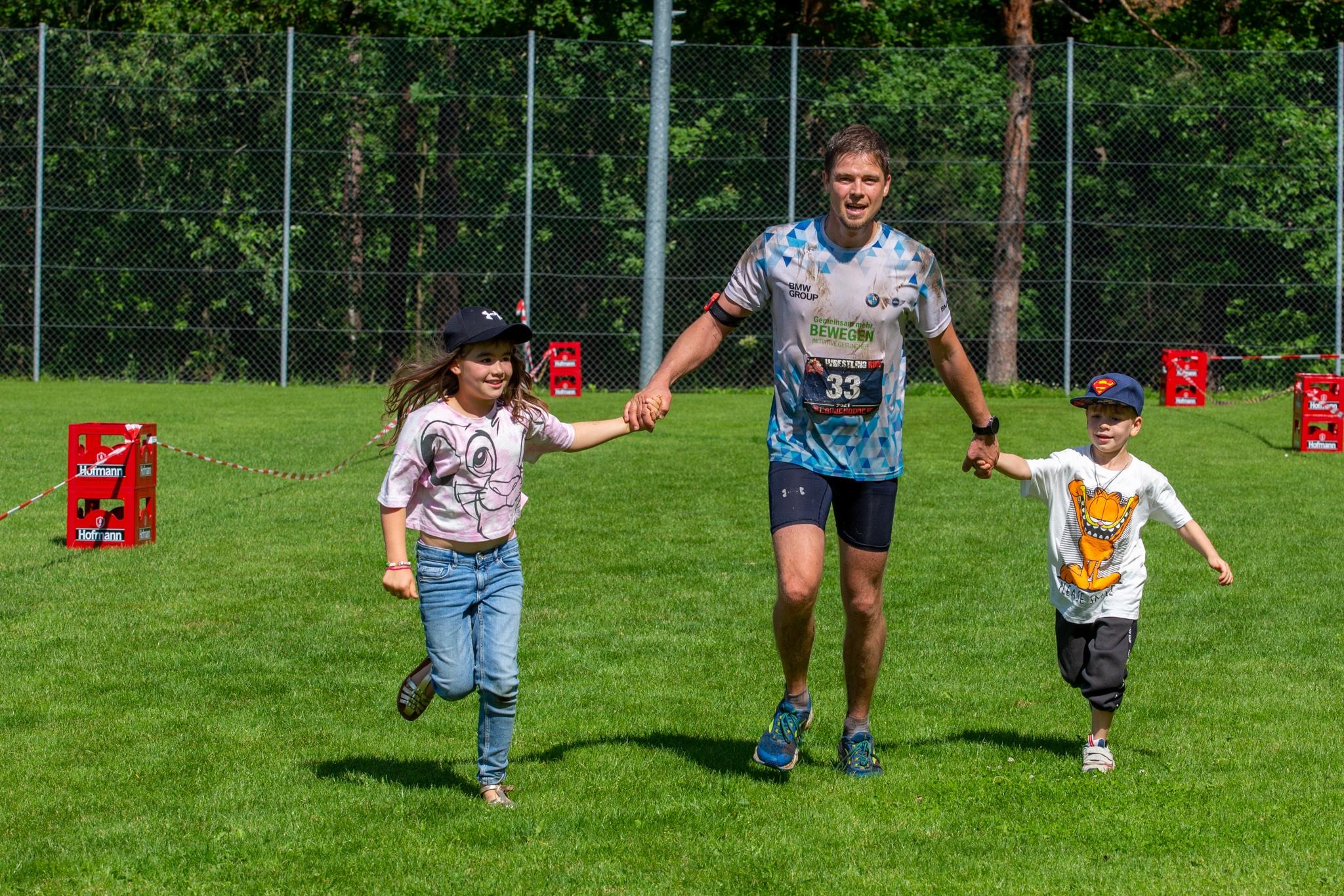 20-km-Sieger Frank Röllich muss von seinen Kindern Richtung Ziel gezogen werden... oder auch nicht.