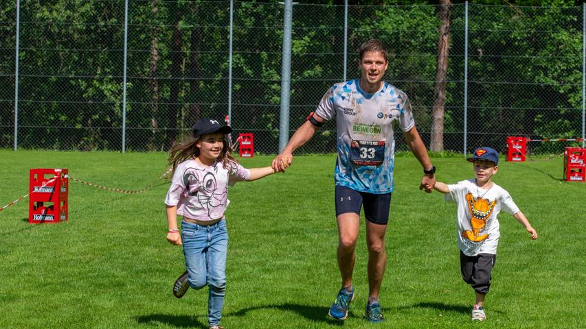 20-km-Sieger Frank Röllich muss von seinen Kindern Richtung Ziel gezogen werden... oder auch nicht.