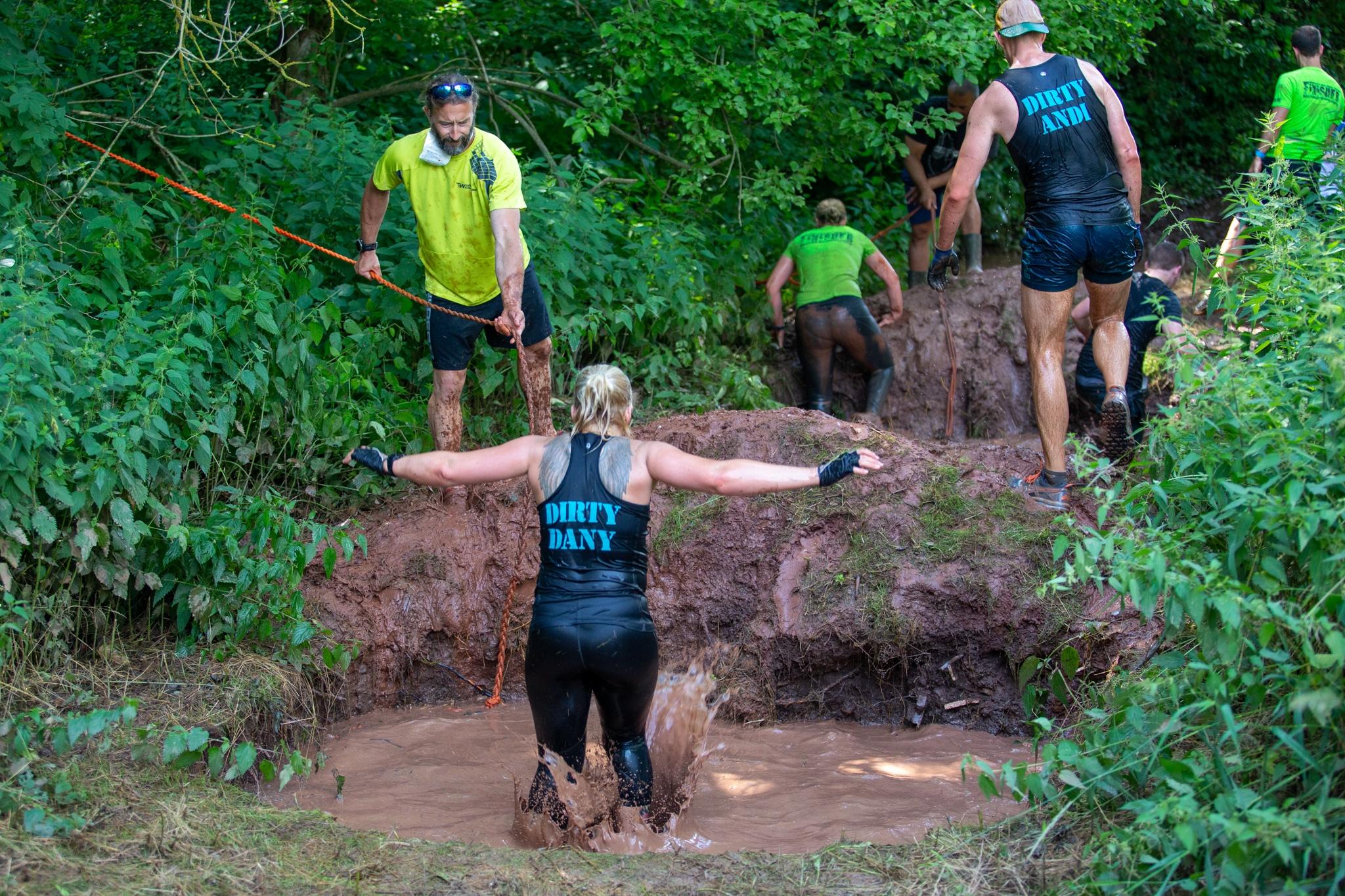 Damit man dem Namen auch gerecht werden kann - ein Sprung in den Mud Pit.