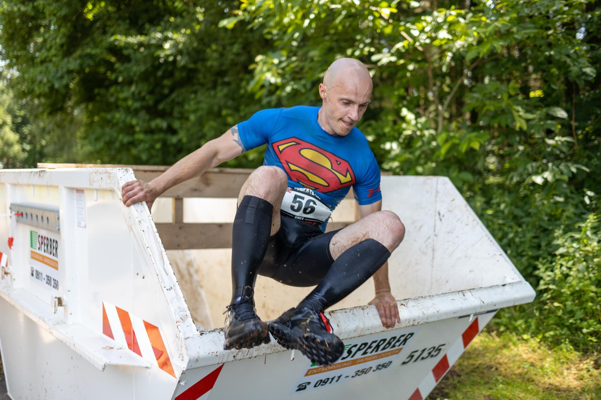 Superman fliegt aus der Wassertonne.