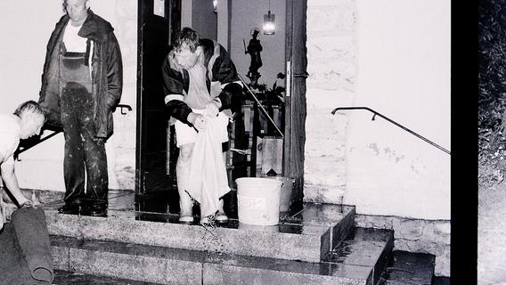 Hochwasser im Haus: Anwohner fangen noch in der Nacht an, aufzuwischen und aufzuräumen.