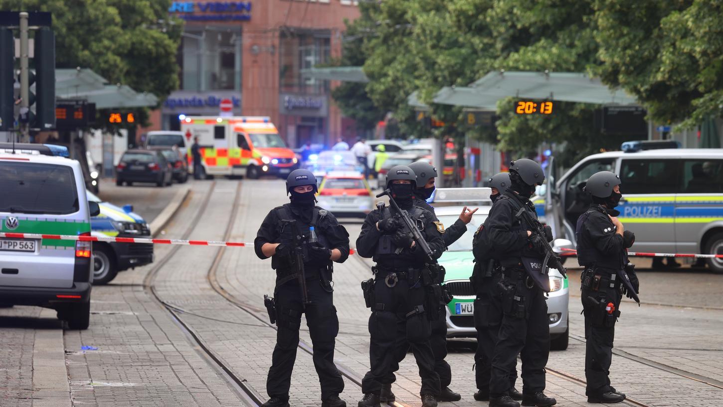 In Würzburg hatte ein Mann am 25. Juni 2021 wahllos Menschen mit einem Messer attackiert.
