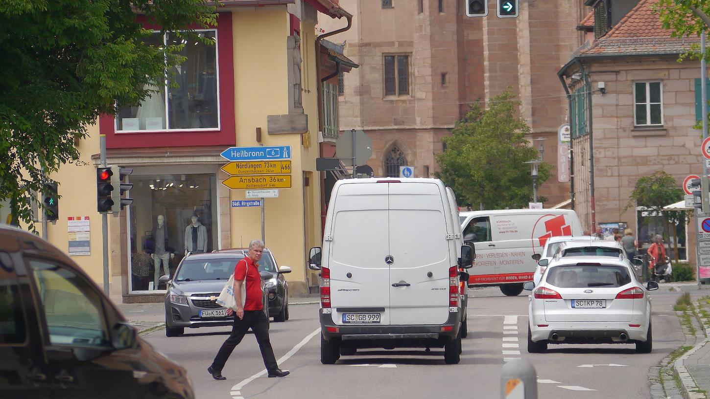 Mobilität in Schwabach heißt derzeit zu zwei Dritteln motorisierter Individualverkehr. Das Bild aus der Ludwigstraße macht dies deutlich.