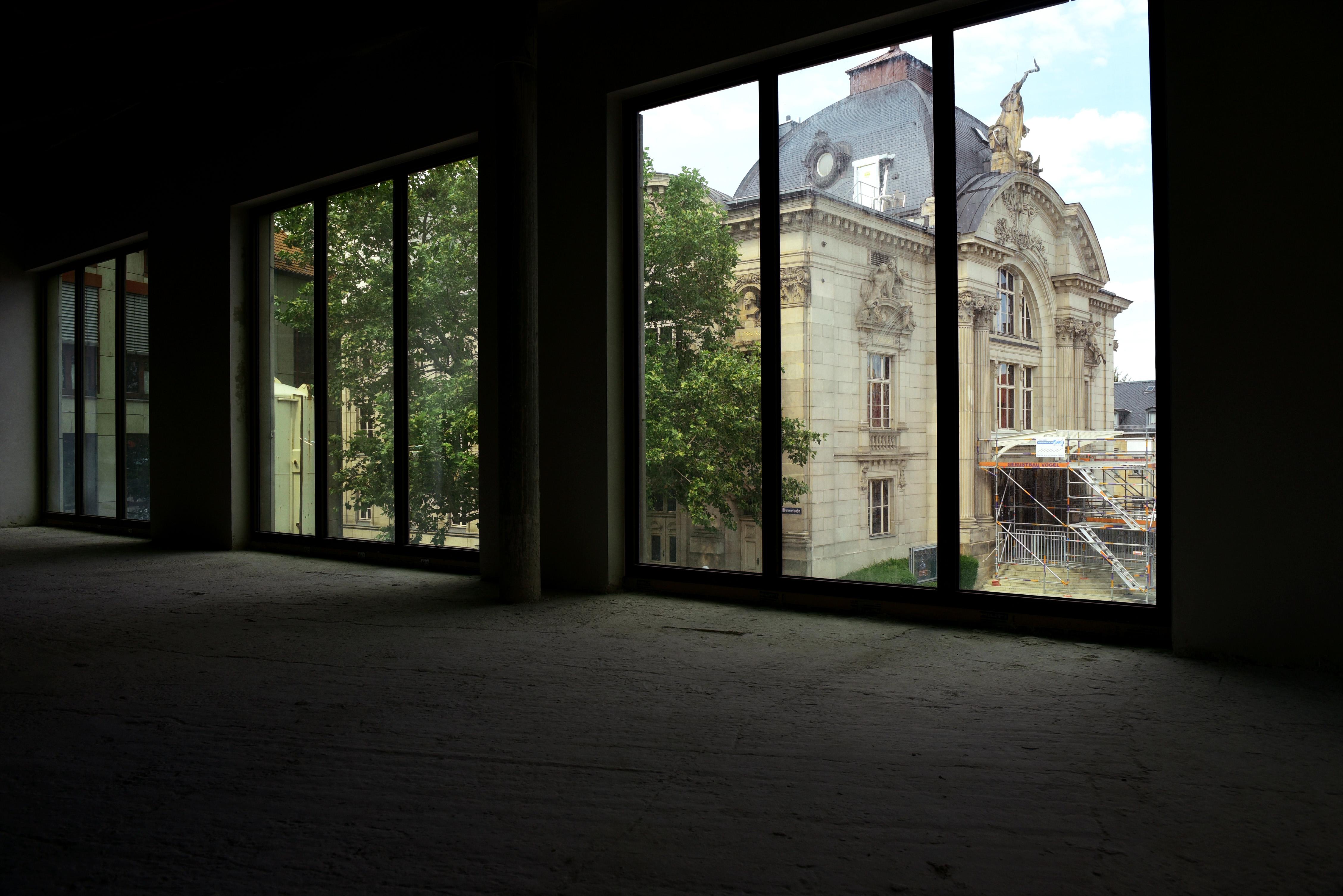 ... Ausblicke auf das Stadttheater vis-a-vis gewähren. 