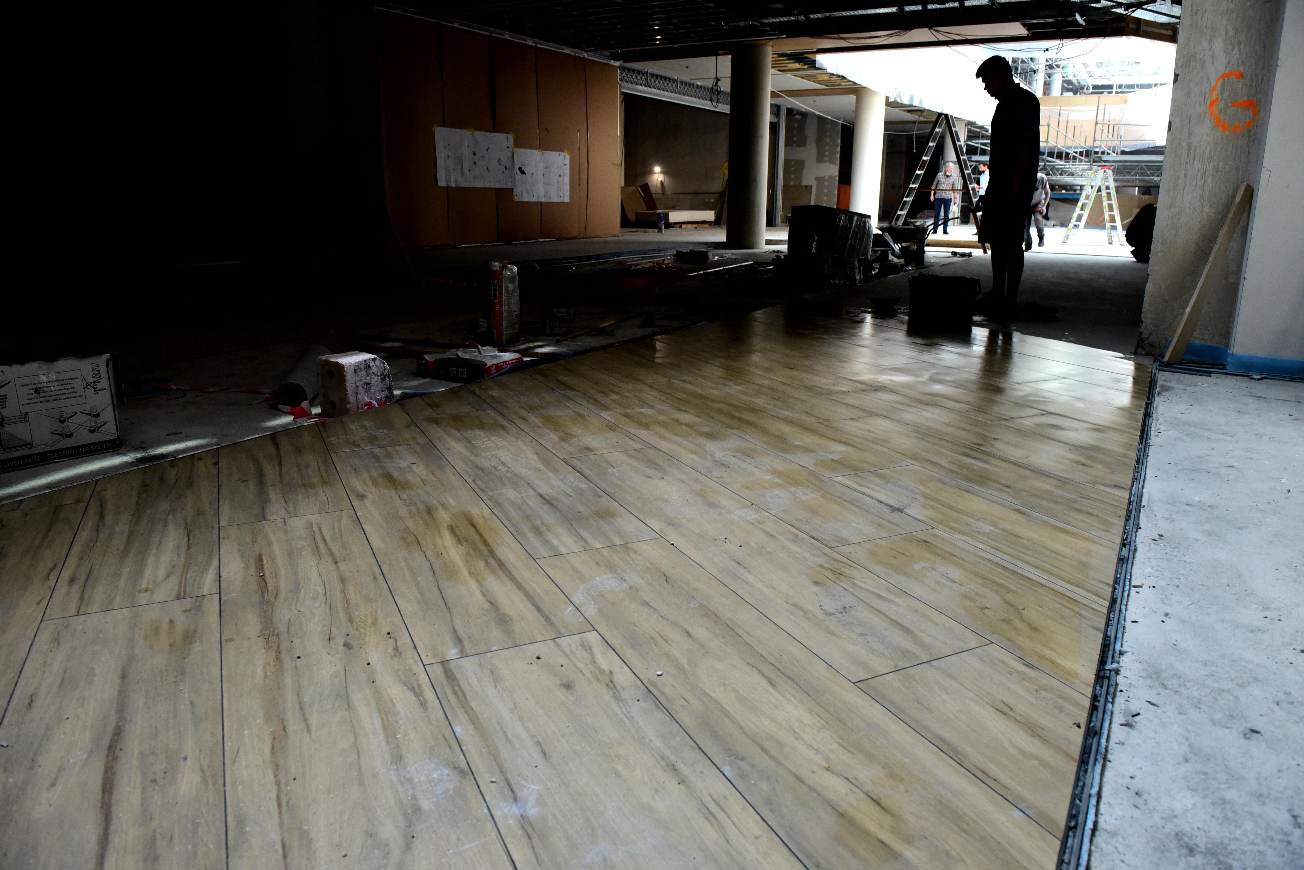 Auch die Böden sollen das Ambiente hell erscheinen lassen - Fliesenstil: europäische Eiche.