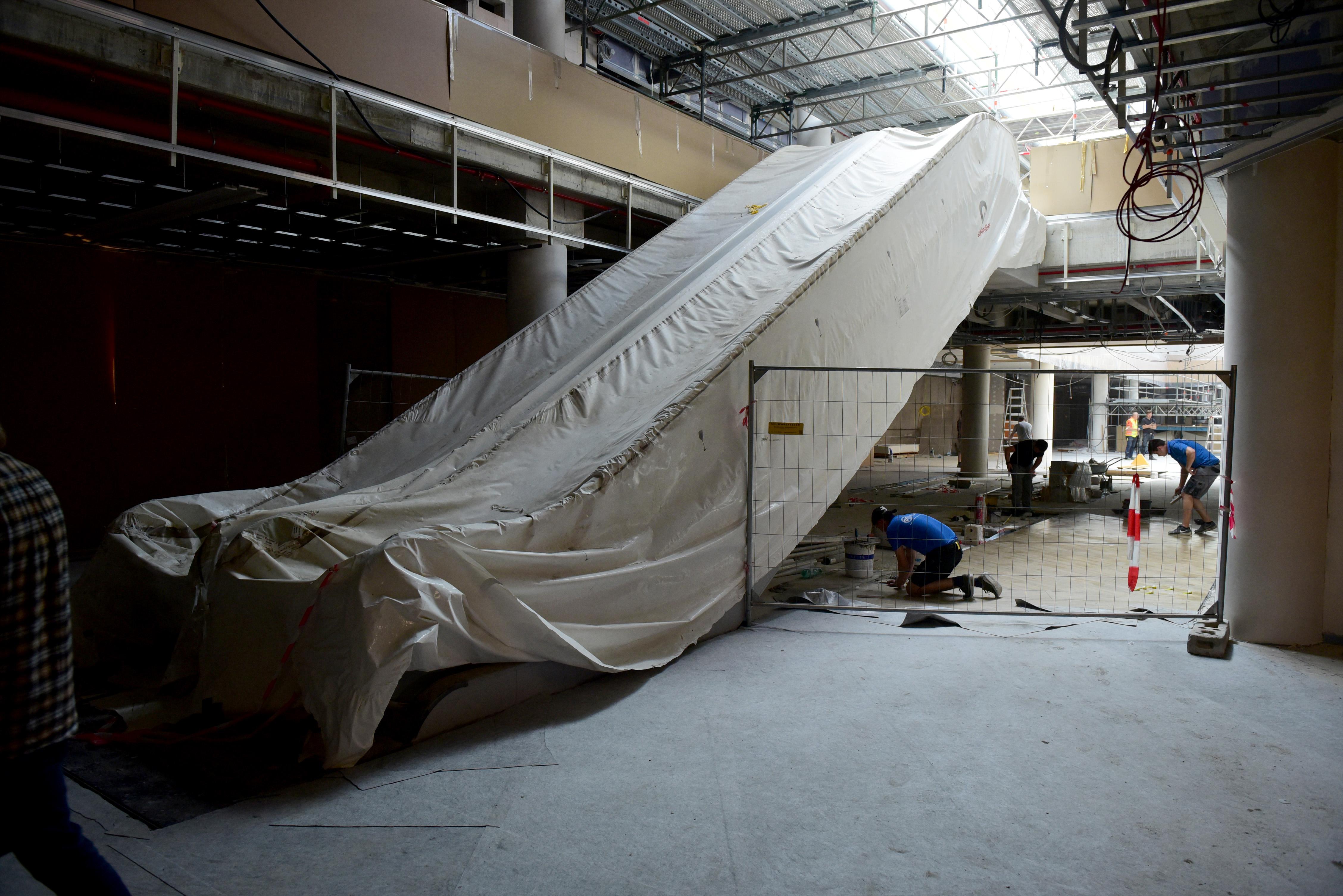 Die neuen Rolltreppen sind zum Schutz vor Staub und Schmutz...