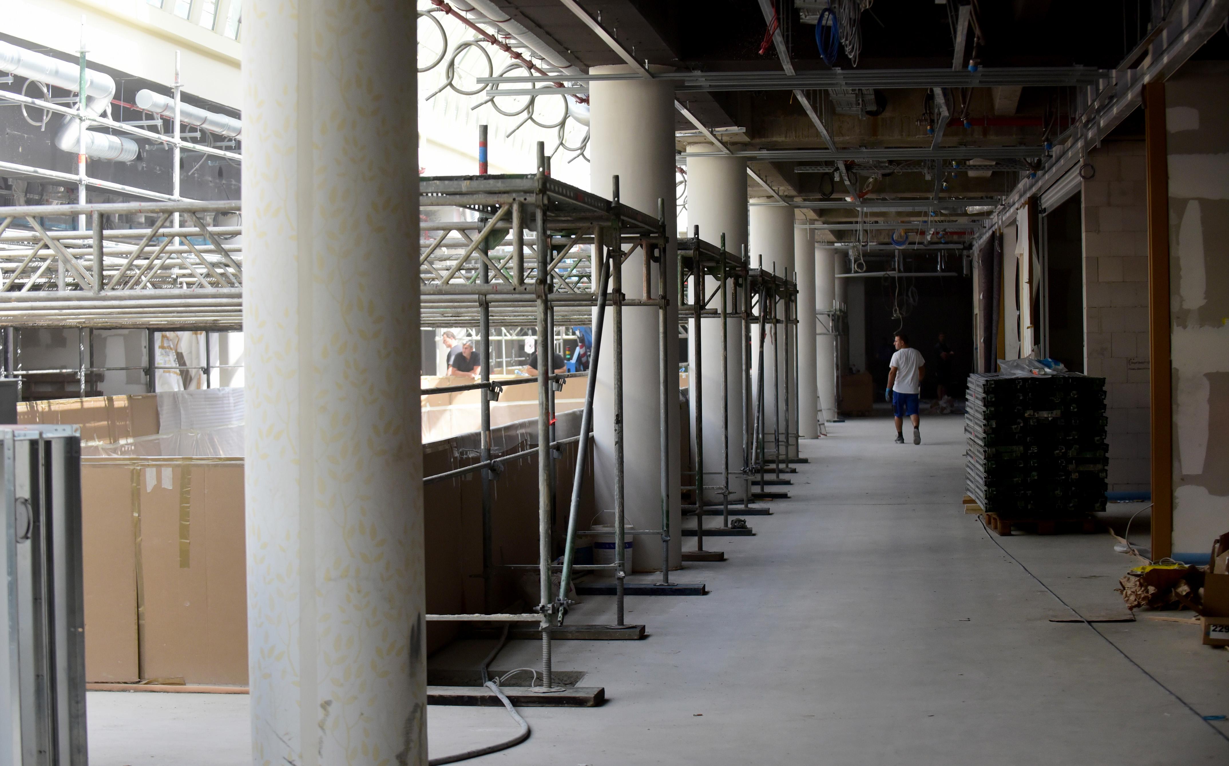 Die alten Säulen sind geblieben, werden aber neu gestaltet...