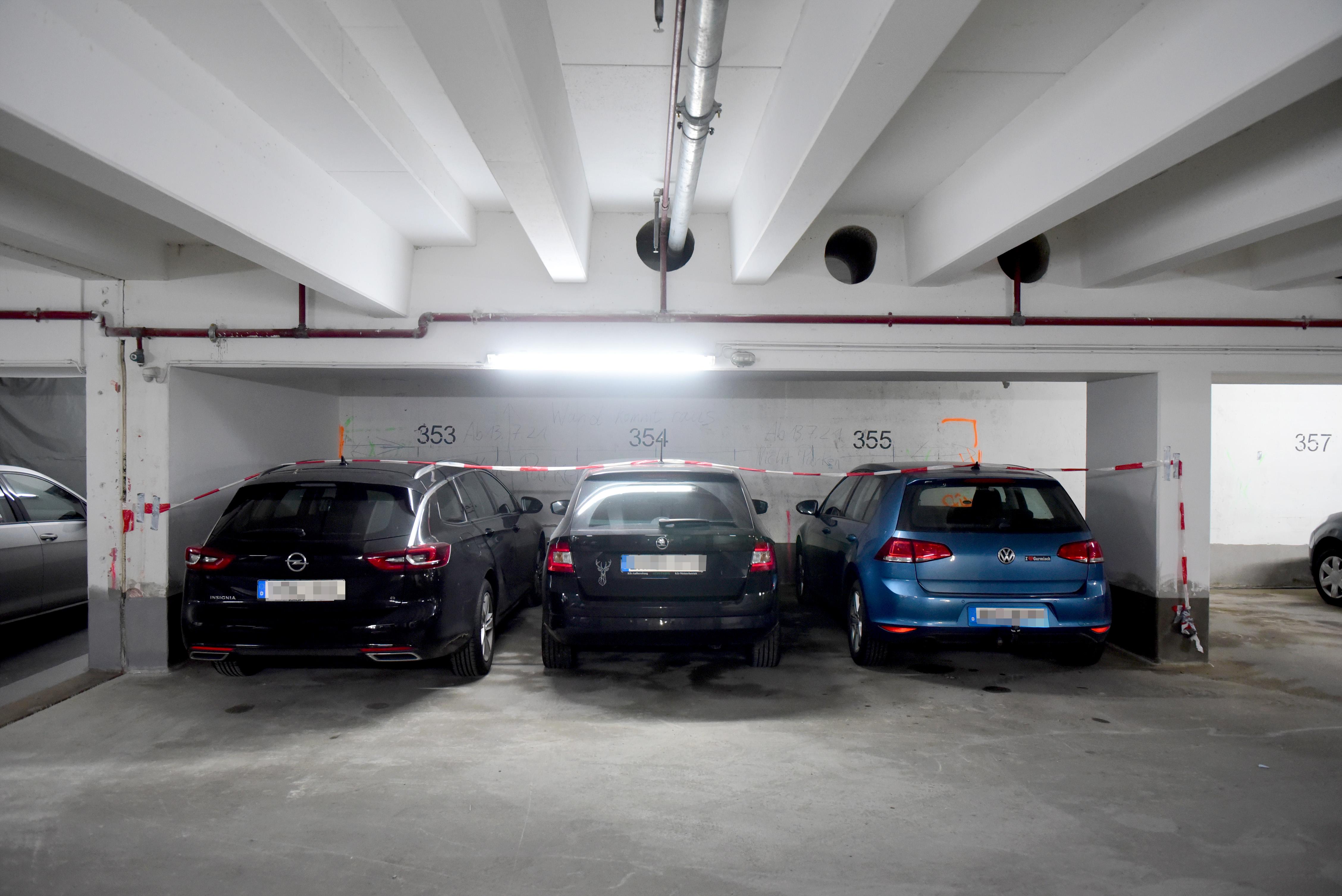 In der Tiefgarage werden die alten und für moderne Fahrzeuge reichlich engen Parkplätze...