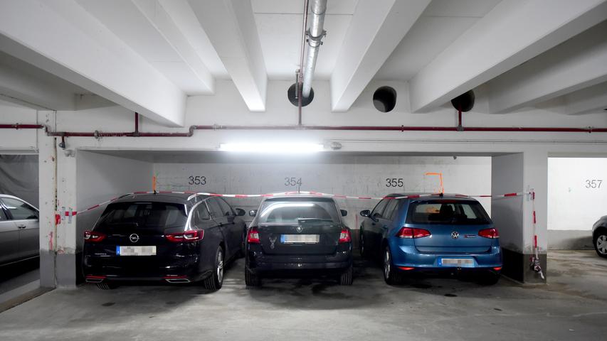 In der Tiefgarage werden die alten und für moderne Fahrzeuge reichlich engen Parkplätze...
