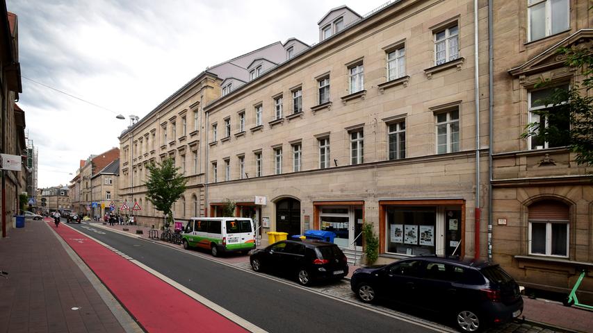 Der Verkehr in der Hirschenstraße wurde neu geordnet, hier befindet sich auch das Büro des Quartiersmanagements, bei dem die Fäden der Sozialen-Stadt-Projekte zusammenlaufen.