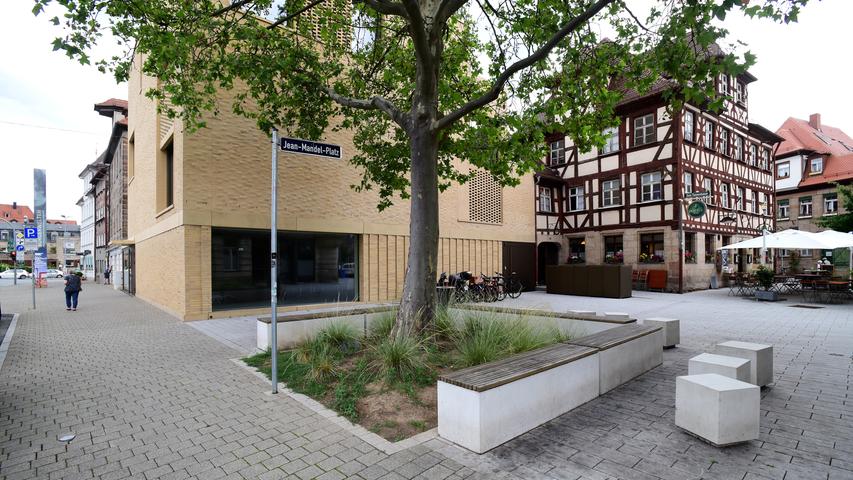 Der Jean-Mandel-Platz in unmittelbarer Nachbarschaft zum markanten Anbau des Jüdischen Museums lädt zur Verschnaufpause ein.