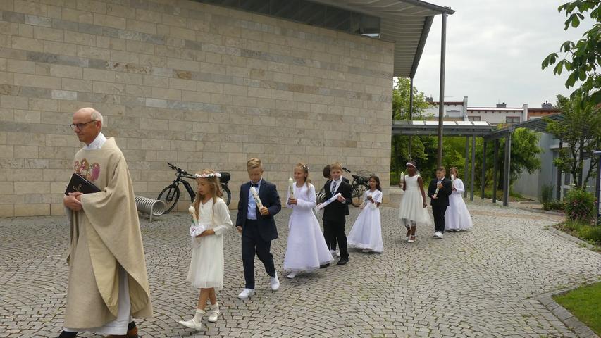 Am ersten Sonntag im Juli konnten neun Kinder aus der Herzogenauracher Pfarrgemeinde St. Otto, sieben aus St. Josef Niederndorf und zwölf aus der Stadtpfarrei ihre erste Heilige Kommunion begehen.