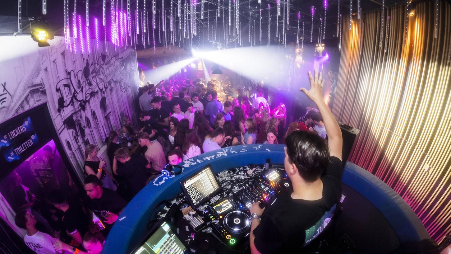 Bald auch wieder bei uns? Eine Party in Tilburg in den Niederlanden.
Bald auch wieder bei uns? Eine Party in Tilburg in den Niederlanden.