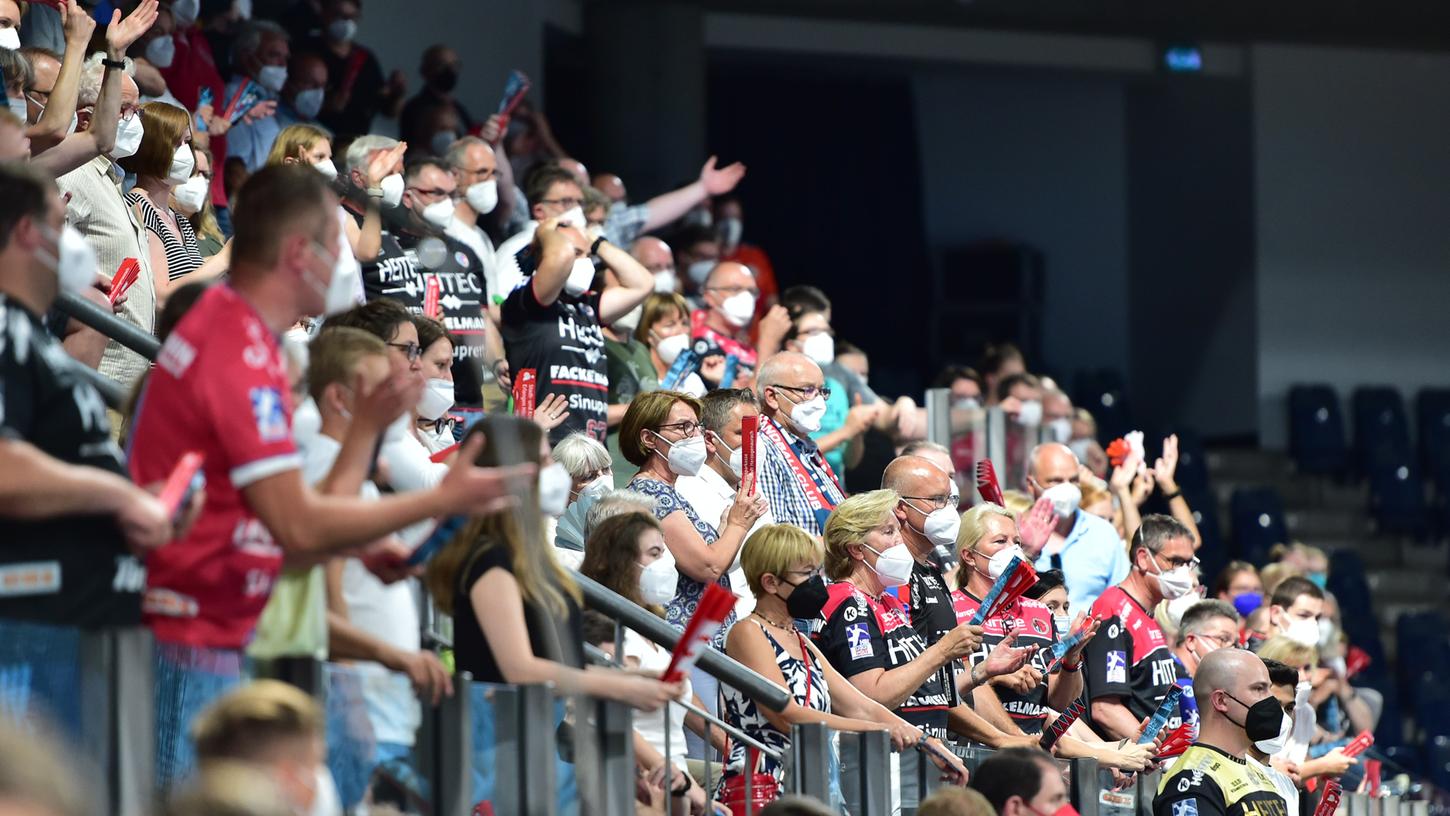 Wie schön es sich mit Fans anfühlt - und vor allem anhört: Der HC Erlangen kam in der Schlussphase der Saison immerhin in den Genuss 1700 Fans empfangen zu dürfen.