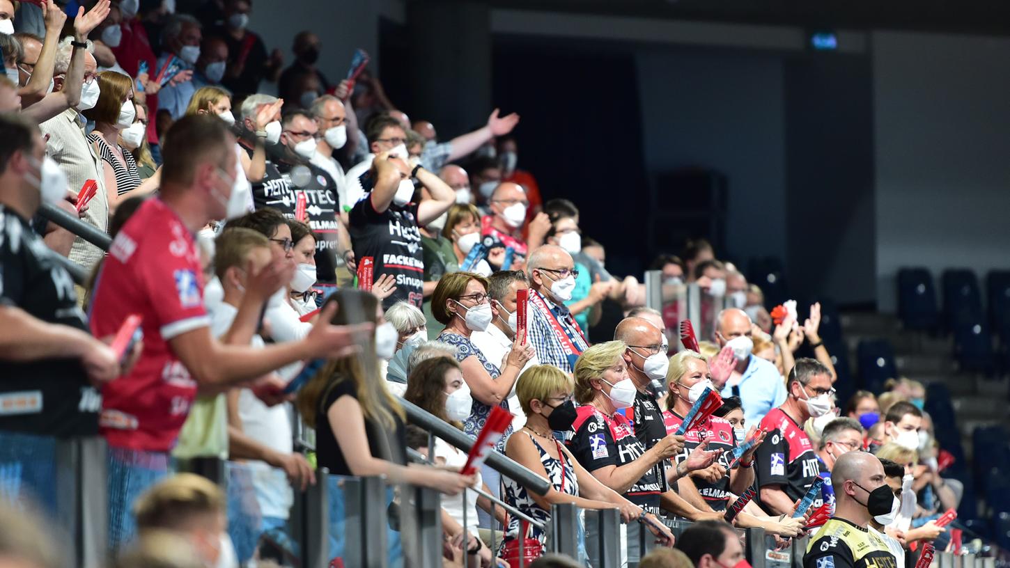 Wie schön es sich mit Fans anfühlt - und vor allem anhört: Der HC Erlangen kam in der Schlussphase der Saison immerhin in den Genuss 1700 Fans empfangen zu dürfen.
Wie schön es sich mit Fans anfühlt - und vor allem anhört: Der HC Erlangen kam in der Schlussphase der Saison immerhin in den Genuss 1700 Fans empfangen zu dürfen.