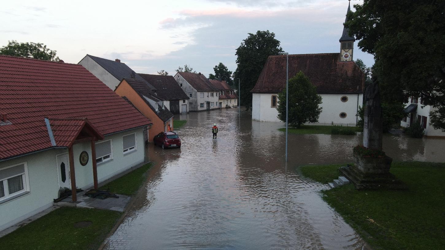 In zahlreichen Orten wie hier in Kaubenheim standen die Straßen unter Wasser, ebenso viele Keller - und das waren längst nicht die schlimmsten Schäden.