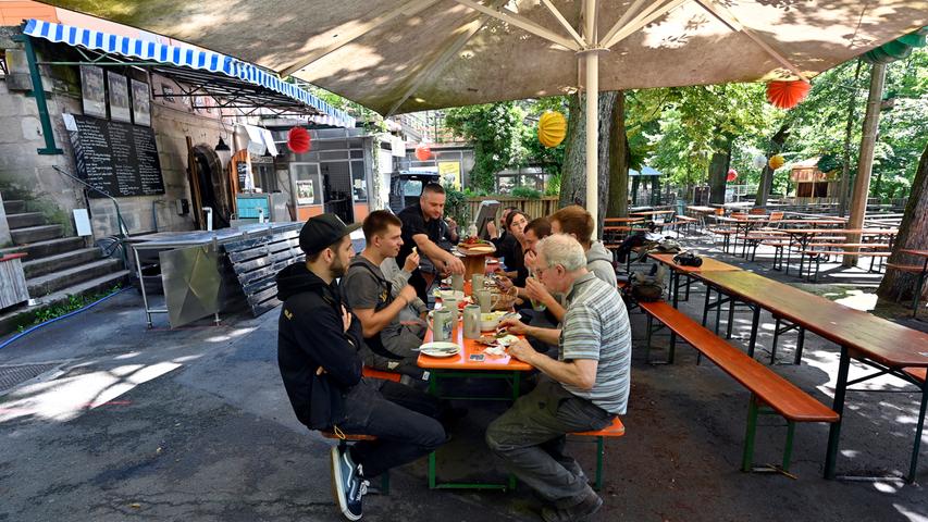 Direkt bei einem der beliebtesten Biergärten der Region.  