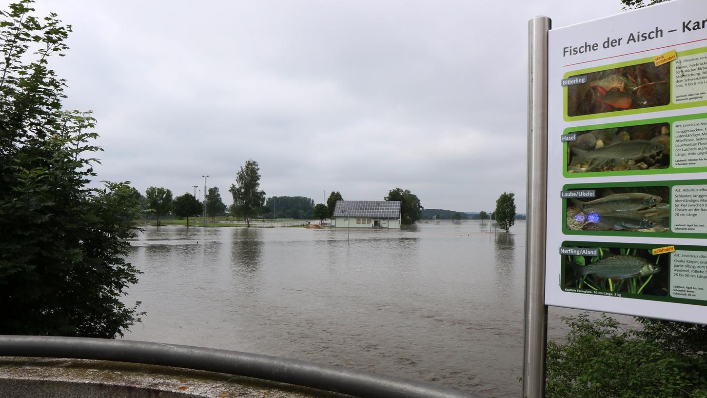 Die Aisch trat in Höchstadt und auch hier in Adelsdorf über die Ufer und richtete große Schäden an. Der Pegel des Flusses erreichte ein neues Rekordhoch.
