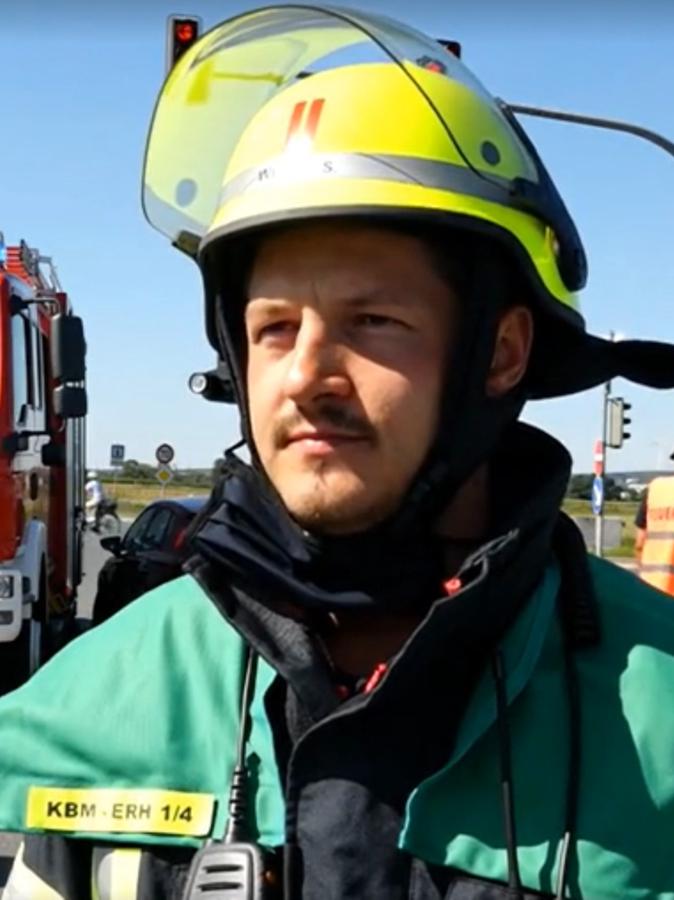 Sebastian Weber in Dienstkleidung: Mit Starkregenereignissen und Hochwasser hat der Feuerwehrmann Erfahrung.
