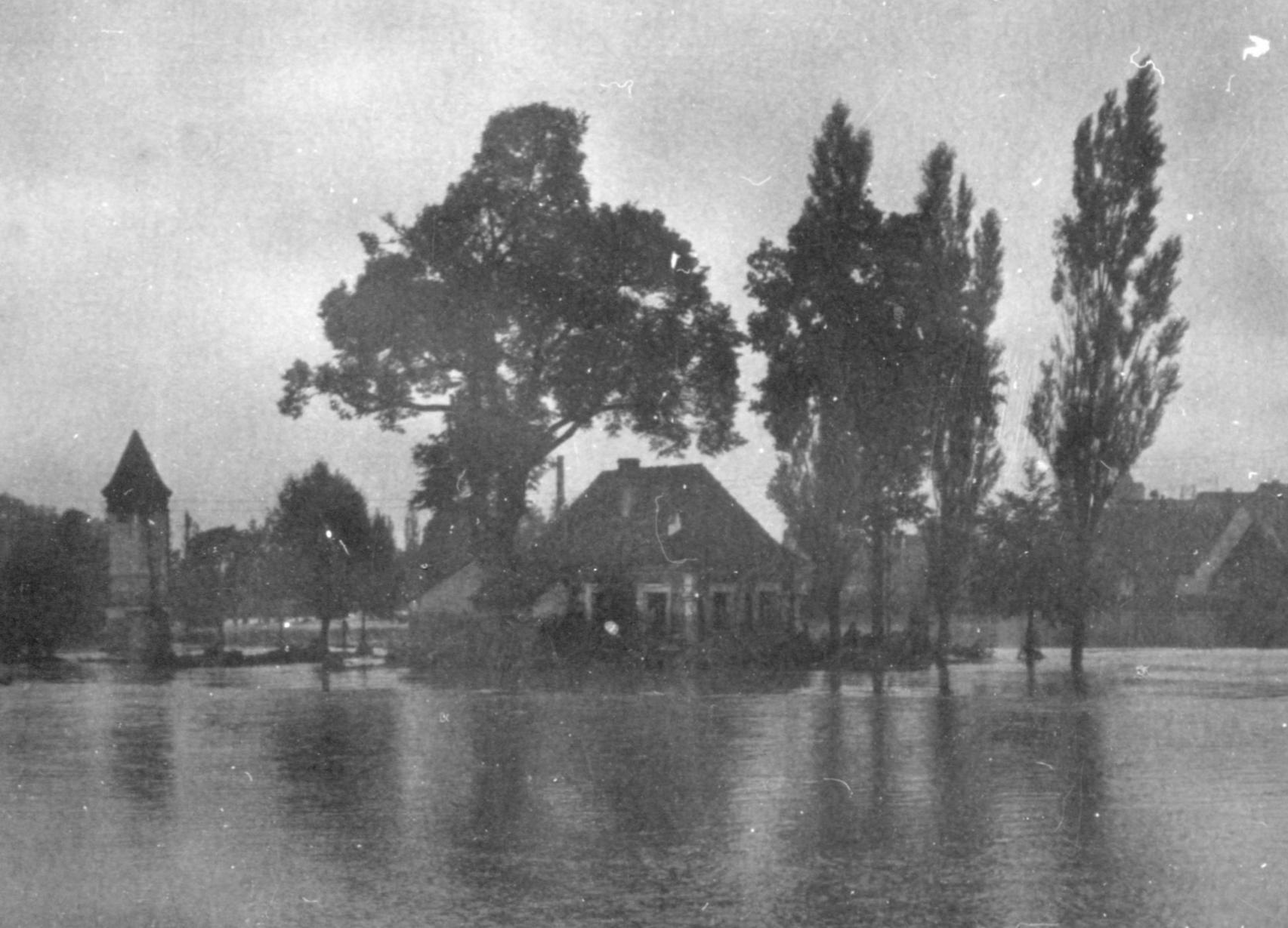 Die Verbindung zwischen dem östlichen und dem westlichen Stadtteil von Herzogenaurach war im Juli 1941 komplett unterbrochen, ebenso wie die zwischen Bahnhof und dem Buck einerseits und dem Rest der Stadt andererseits. Das Bild zeigt das Schießhaus.