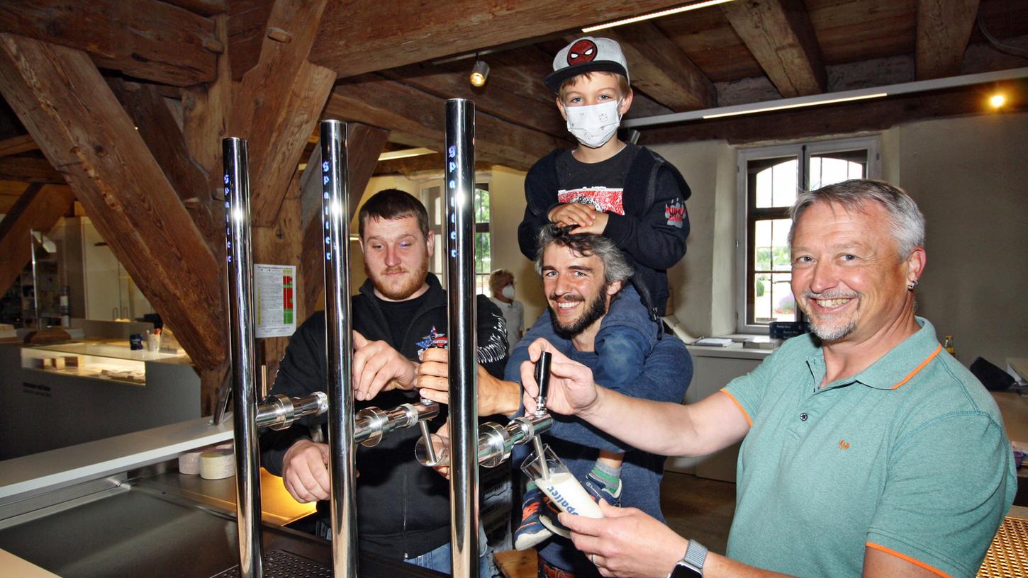 Dennis Schneider, Johannes von Hollander (mit Sohn Zeno) und Ralf Büchler hatten sich auf ein Scherzinserat hin als Aushilfen beworben und durften sich nun beweisen.
Dennis Schneider, Johannes von Hollander (mit Sohn Zeno) und Ralf Büchler hatten sich auf ein Scherzinserat hin als Aushilfen beworben und durften sich nun beweisen.