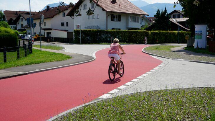 Eine solche Fahrradstraße, wie hier in Sonthofen, könnte es vielleicht auch irgendwann im Landkreis geben. Radfahrer dürfen dort nebeneinander fahren und haben gegenüber Autofahrern Vorrang. Die rote Markierung macht den Radweg gut sichtbar. Eine solche Fahrradstraße, wie hier in Sonthofen, könnte es vielleicht auch irgendwann im Landkreis geben. Radfahrer dürfen dort nebeneinander fahren und haben gegenüber Autofahrern Vorrang. Die rote Markierung macht den Radweg gut sichtbar.