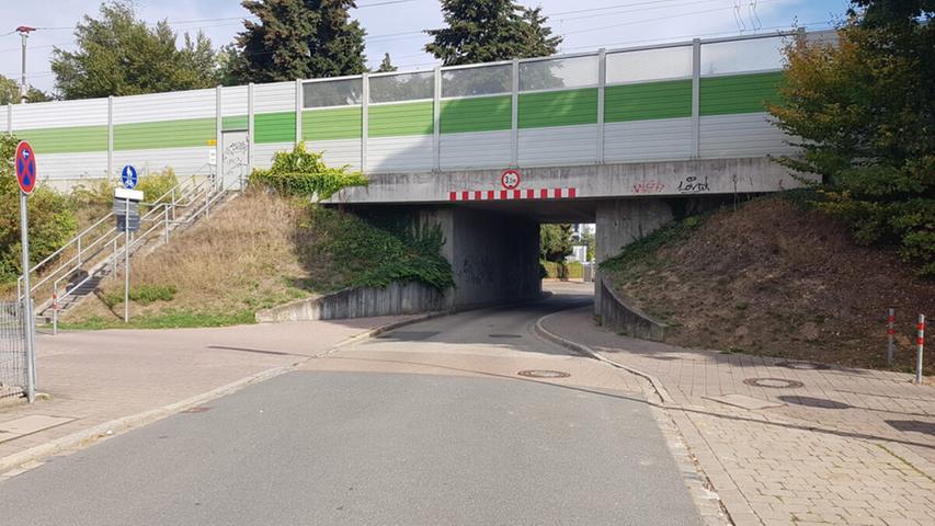 Hier gibt es Verbesserungspotential: Diesen Radweg, der die Straße kreuzt, ist für Autofahrer nicht gut sichtbar. Hier gibt es Verbesserungspotential: Diesen Radweg, der die Straße kreuzt, ist für Autofahrer nicht gut sichtbar.