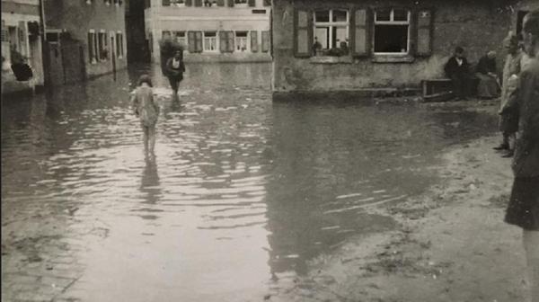 In Höchstadt traf es als erstes die Gerber- und die Färbergasse, die ohnehin öfter mit Überschwemmungen leben mussten. Hier ist das Hochwasser am Scheubelhaus zu sehen.