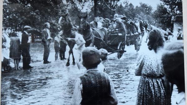 Mit dem Pferdegespann kamen die Beerenpflücker trockenen Fußes über den Fluss in Höchstadt.