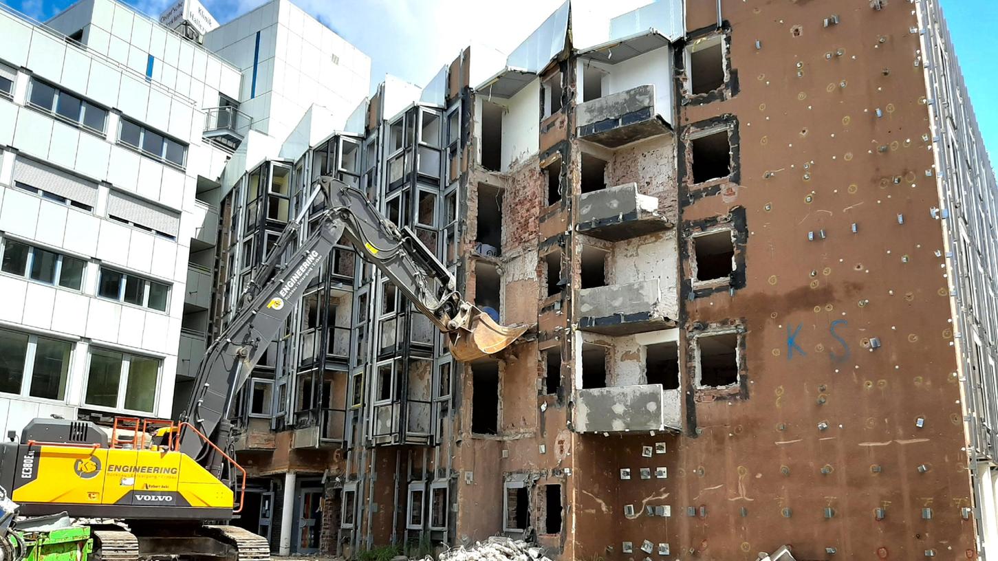 Stück für Stück trägt der Abrissbagger das ehemalige Schwesternwohnheim ab: Die Cnopfsche Kinderklinik plant einen 90 Millionen Euro teuren Anbau.