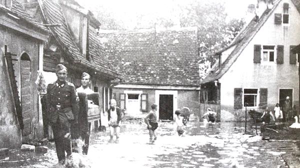 Frontsoldaten wie diese hatten sich ihren Urlaub in der Heimat vermutlich anders vorgestellt. Hier helfen sie beim Aufräumen in der Höchstadter Gerber- und Färbergasse.