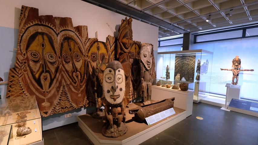  Im Hintergrund ist eine aufwendig gestaltete Holzwand zu sehen. Sie war Teil eines acht Meter Kulthauses, in dem die Südsee-Bewohner ihre Götterfiguren aufgestellt hatten.