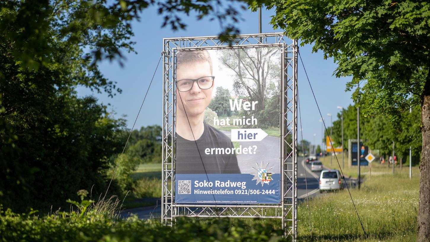 Mithilfe des Plakats sucht die Polizei nach einem Täter, der im Sommer 2020 einen 24-Jährigen in Bayreuth umgebracht haben soll. 