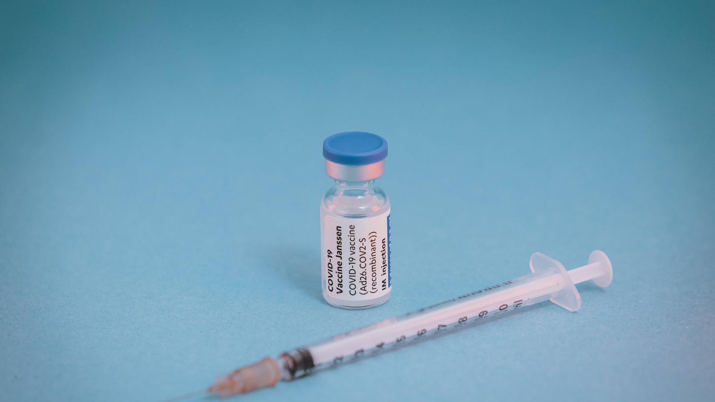 Eine Ampulle des Johnson & Johnson Impfstoffes mit einer Spritze, Hier genügt ein Pieks für den vollen Impfschutz.