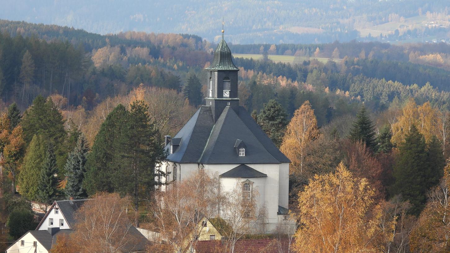 Ein Blick in den unteren Teil des Dorfs Forchheim, das im waldreichen Erzgebirge in Sachsen liegt und zur Stadt Pockau-Lengefeld gehört.
