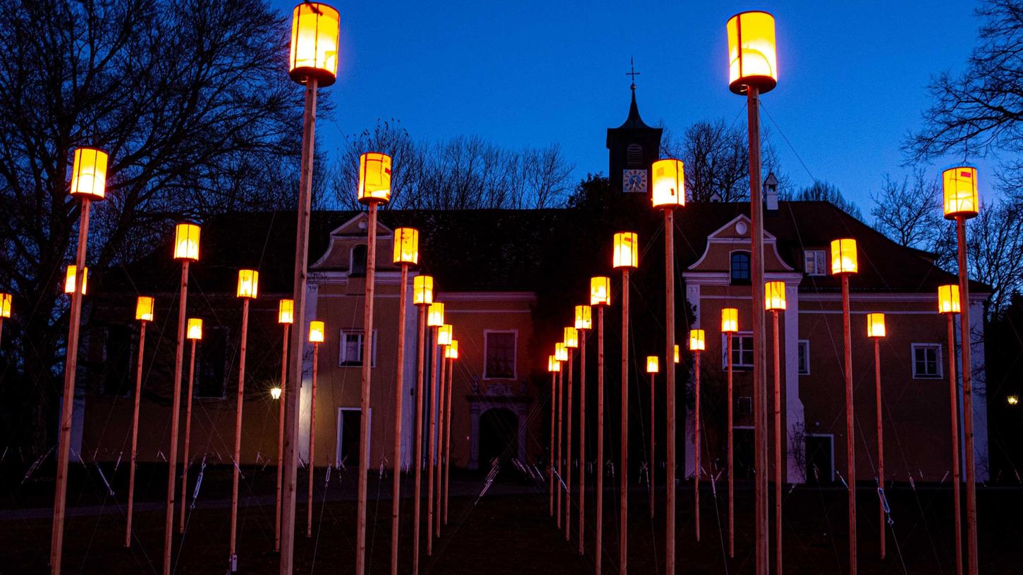 Dieses Leuchtenfeld, das der Künstler Markus Heinsdorff mit genähten Lampen aus Flüchtlingsschwimmwesten derzeit bei Augsburg aufgebaut hat, soll 2022, im Jubiläumsjahr der Kreisstadt Roth, im Stadtgarten aufgestellt werden. Kostenpunkt für die Stadt: 25000 Euro.