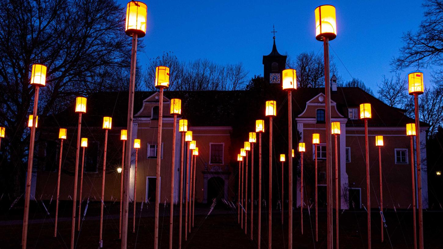 Dieses Leuchtenfeld, das der Künstler Markus Heinsdorff mit genähten Lampen aus Flüchtlingsschwimmwesten derzeit bei Augsburg aufgebaut hat, soll 2022, im Jubiläumsjahr der Kreisstadt Roth, im Stadtgarten aufgestellt werden. Kostenpunkt für die Stadt: 25000 Euro. Dieses Leuchtenfeld, das der Künstler Markus Heinsdorff mit genähten Lampen aus Flüchtlingsschwimmwesten derzeit bei Augsburg aufgebaut hat, soll 2022, im Jubiläumsjahr der Kreisstadt Roth, im Stadtgarten aufgestellt werden. Kostenpunkt für die Stadt: 25000 Euro.