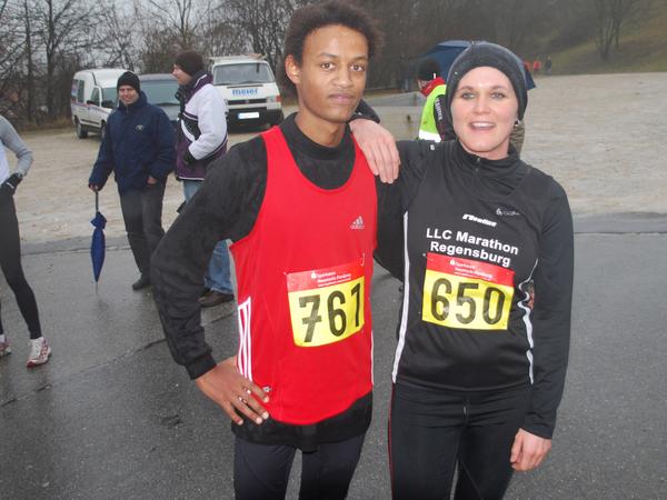 Der aufstrebende Jonas Koller, im Bild neben Dreifachsiegerin Constanze Boldt, gewann 2010 als erster Jugendlicher das Hauptrennen beim Seubersdorfer Silvesterlauf. Der aufstrebende Jonas Koller, im Bild neben Dreifachsiegerin Constanze Boldt, gewann 2010 als erster Jugendlicher das Hauptrennen beim Seubersdorfer Silvesterlauf.
