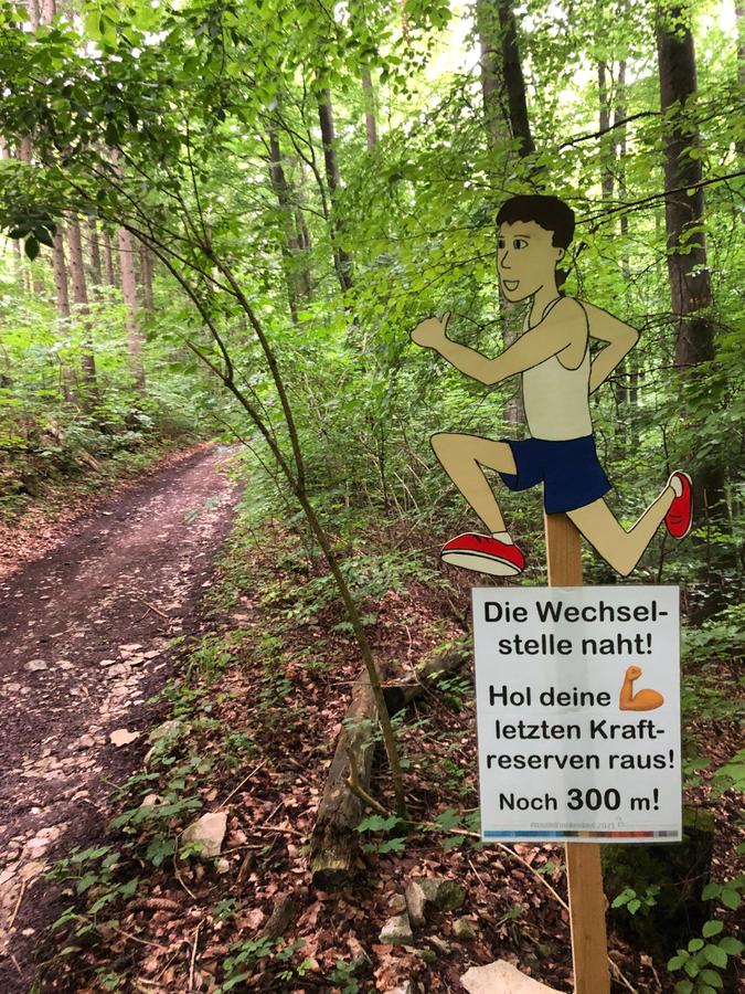 Motivation auf mitunter etwas einsamer Strecke: Auch solche Tafeln gehörten zur virtuellen Sonderauflage des Landkreislaufes 2021.
Motivation auf mitunter etwas einsamer Strecke: Auch solche Tafeln gehörten zur virtuellen Sonderauflage des Landkreislaufes 2021.