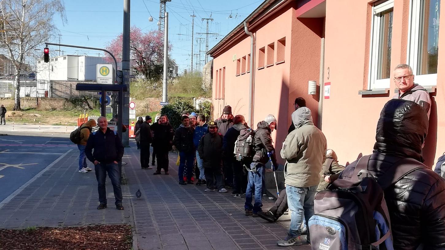 Schon vor der Corona-Pandemie, die nur begrenzten Zugang ermöglichte, bildeten sich vor der bestehenden Wärmestube oft lange Warteschlangen.