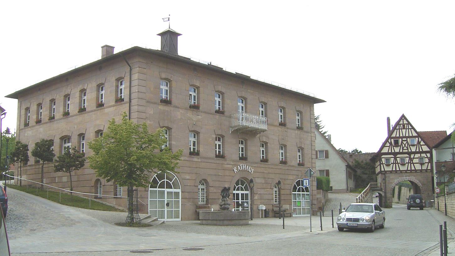 Es knirscht im Pleinfelder Rathaus. Das Bauamt ist aktuell nur notdürftig mit Mitarbeitern aus anderen Abteilungen besetzt. Es knirscht im Pleinfelder Rathaus. Das Bauamt ist aktuell nur notdürftig mit Mitarbeitern aus anderen Abteilungen besetzt.